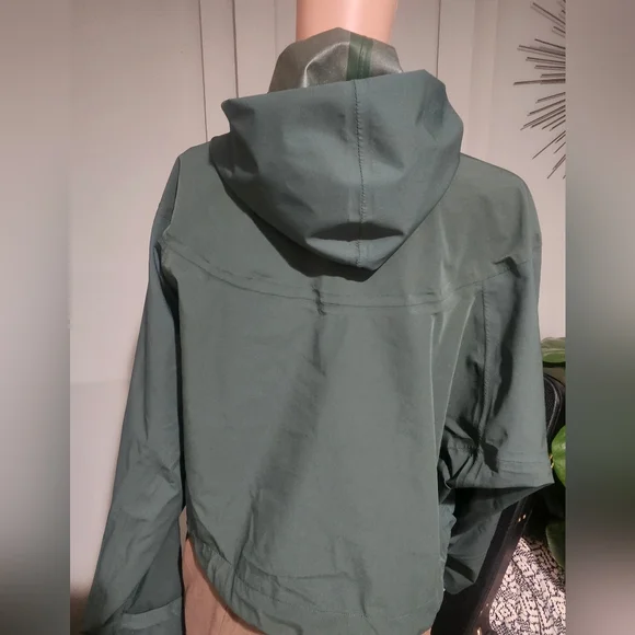 FABLETICS Cropped Hooded Jacket – Green | Lightweight Performance Layer. Small - Picture 16 of 16